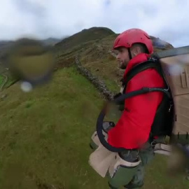 Un paramédico lucha contra el viento y la lluvia en un traje jet