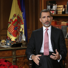 El rey Felipe VI pronuncia el tradicional mensaje de Navidad, el tercero desde que relevó a su padre, Juan Carlos, al frente de la jefatura de Estado en junio de 2014. EFE/Angel Díaz