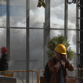 La primera mascletà de las Fallas de 2024 recuerda a las víctimas del incendio