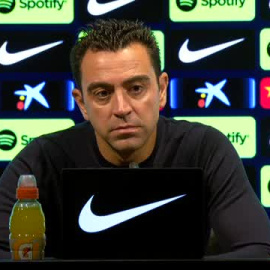 Xavi sale en defensa de Piqué tras los pitos del Camp Nou