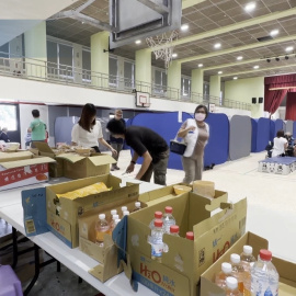 Decenas de personas se encuentran en un centro de desplazados en Hualien, la 'zona cero' del sismo de Taiwán