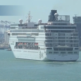 El crucero que alojará a los bolivianos retenidos llega al puerto de Barcelona