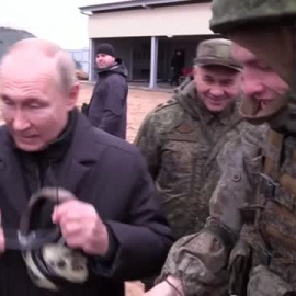Putin dispara con un rifle en un campo de entrenamiento militar