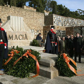 El presidente de la Generalitat, Carles Puigdemont, junto al vicepresidente del Govern, Oriol Junqueras, y el conseller de Justicia Carles Mundó, durante la ofrenda floral del Govern en la tumba del president Francesc Macià, con motivo del 
