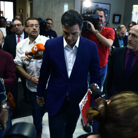 El ex secretario general del PSOE, Pedro Sánchez, rodeado de periodistas en el Congreso de los Diputados el día que anunció su renuncia al escaño parlamentario. AFP/Javier Soriano