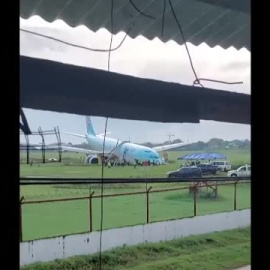 Un avión coreano se sale de la pista por malas condiciones climáticas