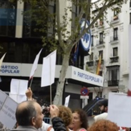 Cientos de personas se manifiestan hasta la sede del PP para pedir la dimisión de Ayuso