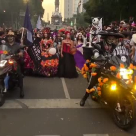 Ciudad de México inicia celebraciones de Día de Muertos con desfile de Catrinas