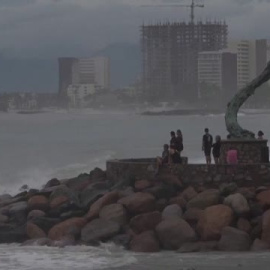 El huracán Roslyn azota la costa mexicana del pacífico