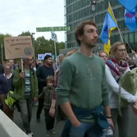Miles de manifestantes climáticos protestan en Bruselas dos semanas antes de la cumbre de la ONU