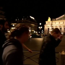 Atletas utilizan el parkour para apagar las luces de los escaparates en París