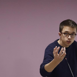 El secretario político de Podemos, Iñigo Errejón, durante la rueda de prensa en la que ha subrayado que los resultados de la consulta para decidir las reglas de Vistalegre II demuestran que en el partido hay "dos proyectos equilibrados" y "