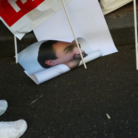 Cartel de Pedro Sánchez el día de su dimisión como secretario general del PSOE / REUTERS
