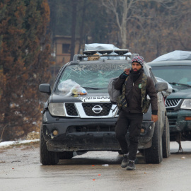 Un combatiente rebelde durante su evacuación del este de la ciudad de Alepo, ya en manos del régimen sirio.-REUTERS/Ammar Abdullah