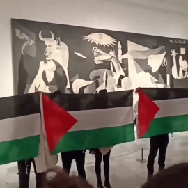Un grupo de activistas denuncia, frente al Guernica, el genocidio en Gaza