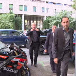 Laporta llega sonriente a la comida de directivas 