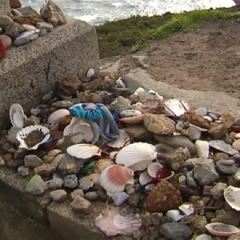 La mala costumbre de los peregrinos del Camino de quemar prendas y botas al llegar a Fisterra tiene los días contados