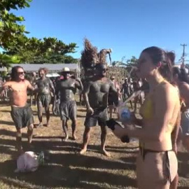 Cientos de personas celebran cubriéndose de barro el Carnaval de Río de Janeiro