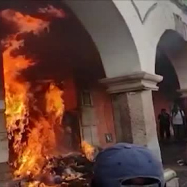 Estudiantes peruanos queman la puerta de una universidad como protesta