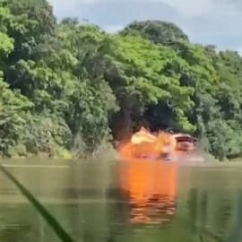 La policía colombiana destruye balsas de extracción de oro ilegales