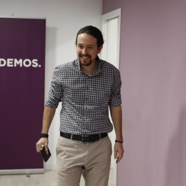 El líder de Podemos, Pablo Iglesias a su llegada a la rueda de prensa tras la consulta a los militantes sobre las normas que regirán en Vistalegre II, que ha ganado con un resultado muy ajustado: un 41,57 por ciento de los votos frente al 3