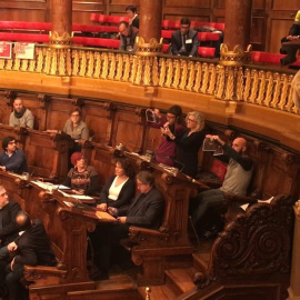 Los ediles de la CUP rompen las imágenes del rey en el pleno de Barcelona. EP