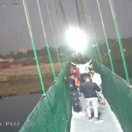 Una cámara de seguridad graba en directo el momento del derrumbe de un puente en India que ha causado la muerte a 134 personas