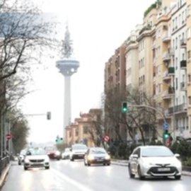 Madrid se despereza bajo una fina lluvia que anticipa un drástico descenso de las temperaturas