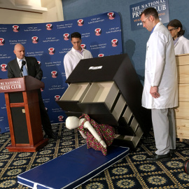 El presidente de la Comisión de Seguridad de los Productos de Consumo de EEUU, Elliot Kaye, observan cómo una cómoda modelo Malm de IKEA cae sobre un muñeco de 13 kilos, en una rueda de prensa en Washington. AFP/Carlos Hamann