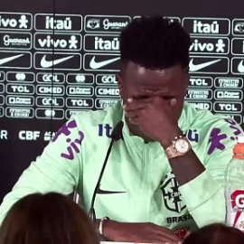 Vinícius rompe a llorar al hablar del racismo: "Cada vez tengo menos ganas de jugar"