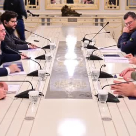 Zelenski agradece a Albares el apoyo militar y humanitario de España y pide ayuda para la reconstrucción