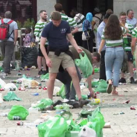 Pocos incidentes y montañas de basura tras el paso de los aficionados del Celtic de Glasgow por Madrid