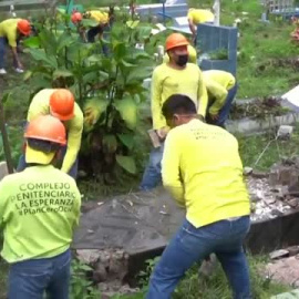 El Gobierno de El Salvador destroza las tumbas de algunos pandilleros 