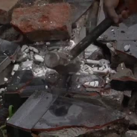 Prisioneros salvadoreños colaboran con funcionarios para destrozar tumbas de pandilleros