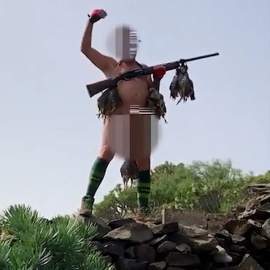 Vídeo | Un cazador posa desnudo con una perdiz atada a sus genitales y al grito de "Viva España"