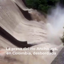 La presa del río Anchicayá, en Colombia, desbordada tras la crecida por las últimas lluvias en el país