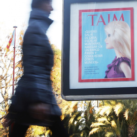 Una persona pasa ante uno de los carteles de la campaña 'Juguetes por la igualdad. Si jugamos igual, seremos iguales' con la que el Ayuntamiento de Valencia quiere concienciar sobre el sexismo en la compra de juguetes. EFE/Kai Försterling