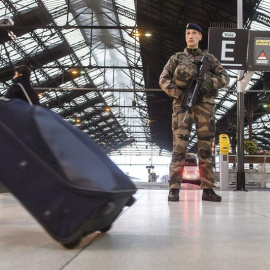Un soldado patrulla en la estación ferroviaria Gare de Lyon en París. - EFE
