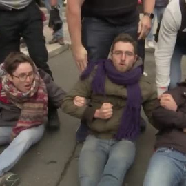 Activistas climáticos protestan frente al gigante petrolero francés TotalEnergies