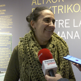 Técnica explica la exposición 'Tesoros Eléctricos'