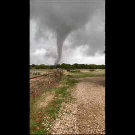 Un videoaficionado graba un impresionante tornado en el norte de Texas
