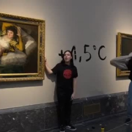 Dos ecologistas se pegan con pegamento a los marcos de las Majas de Goya en el Prado