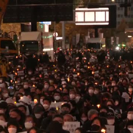 Emotiva vigilia en el corazón de Seúl en recuerdo de las víctimas de la estampida de Halloween