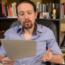Pablo Iglesias lee su carta a los inscritos en Podemos.