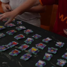 Dos jóvenes regalan el álbum del Mundial de Catar a niños y niñas pobres de Sao Paulo