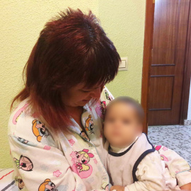 Mariceli junto a uno de sus hijos.