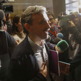 El exportavoz de Podemos en la Asamblea de Madrid, José Manuel López, a su llegada a la reunión que celebra el grupo parlamentario de Podemos en la Asamblea de Madrid. | PACO CAMPOS (EFE)