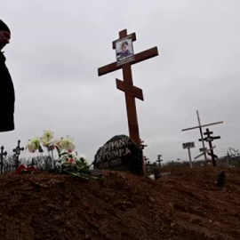 Los ciudadanos de Mariúpol lloran la muerte de sus seres queridos