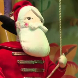 Isabelle Huppert y Naomi Campbell inauguran los escaparates navideños de París