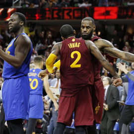 Irving y LeBron James celebran la victoria ante los Warriors./REUTERS